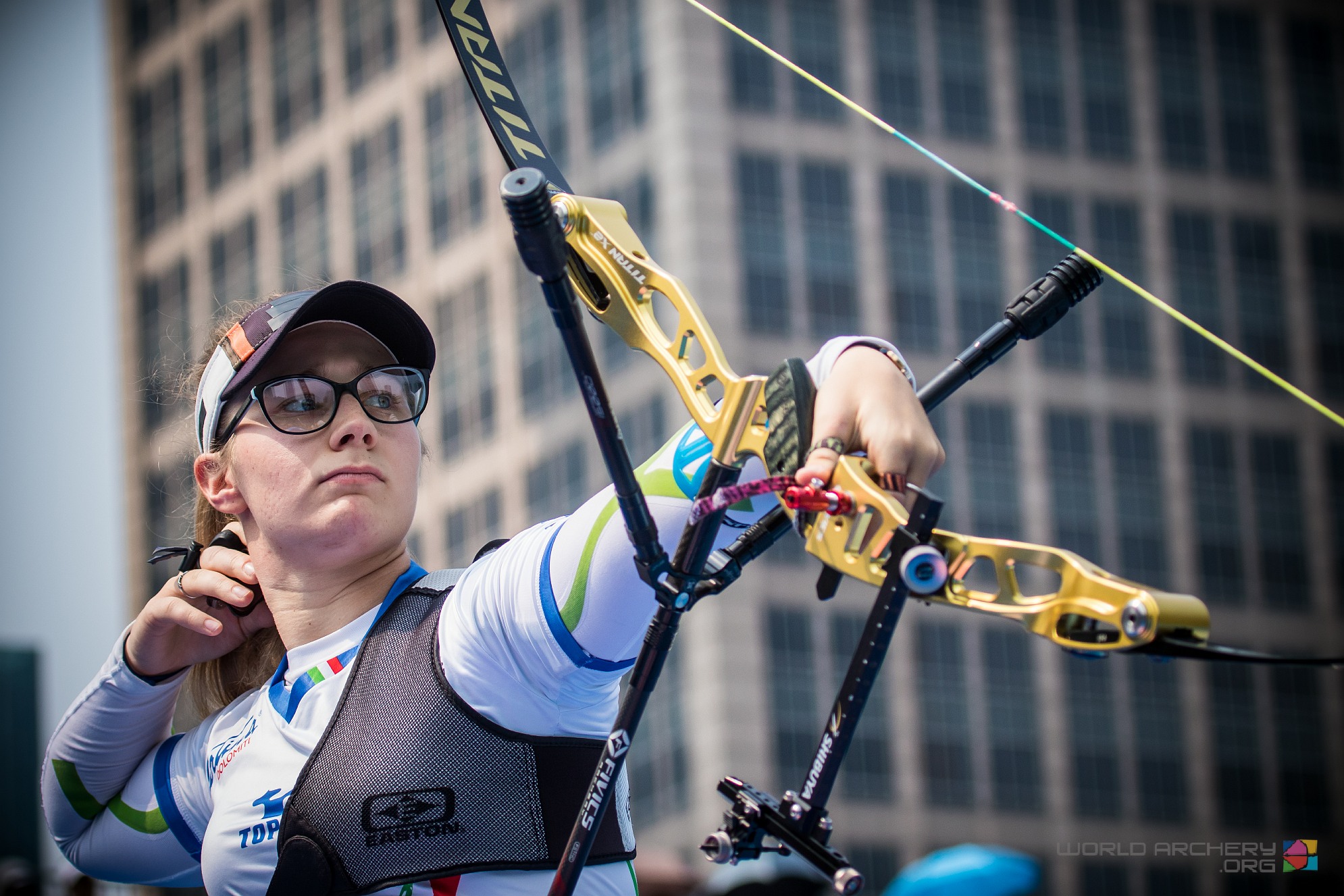 Vanessa Landi al tiro durante la finale bronzo arco olimpico a Shanghai