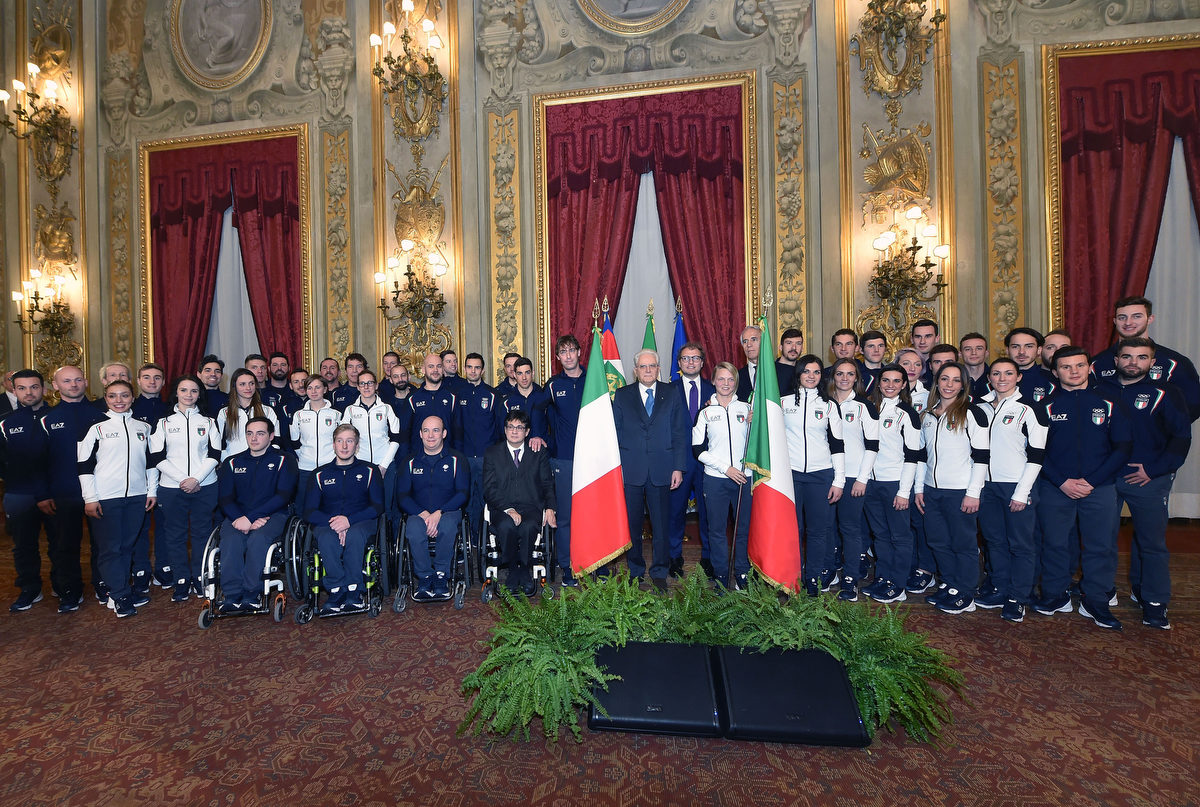 Consegnato il tricolore ad Arianna Fontana e a Florian Planker. Mattarella: l'Italia è al vostro fianco