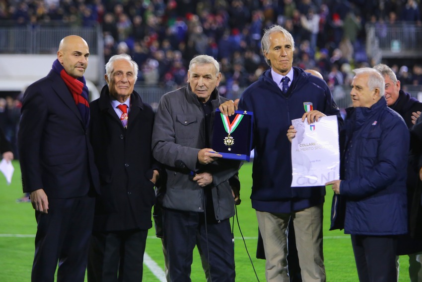 Malagò e Fabbricini consegnano il Collare d'Oro a Gigi Riva. Emozionante cerimonia a Cagliari