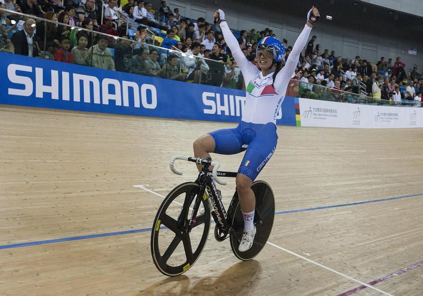 Mondiali Pista, a Hong Kong Rachele Barbieri è d'oro nello scratch