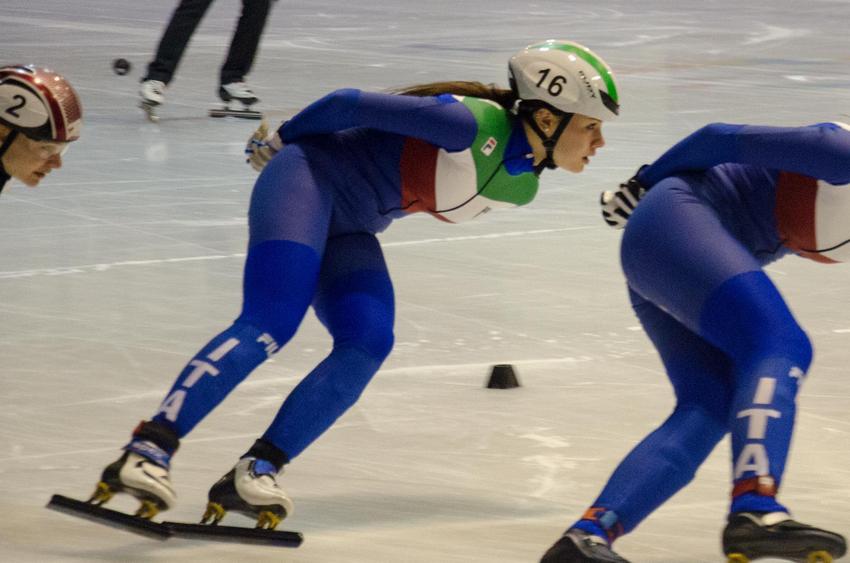 Prima medaglia dallo short track, la portabandiera Confortola è d'oro nei 1500