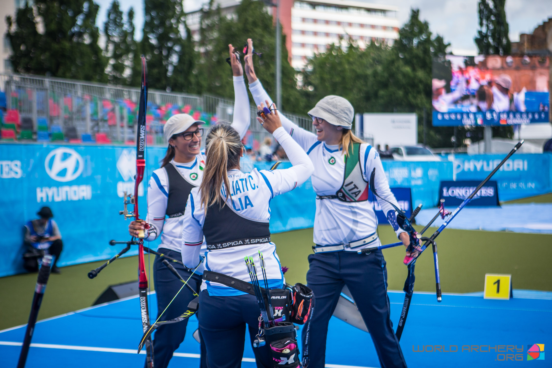 Le azzurre esultano dopo la vittoria