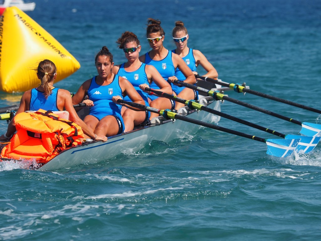 Pioggia di medaglie a Patrasso da canottaggio, nuoto pinnato e beach tennis 