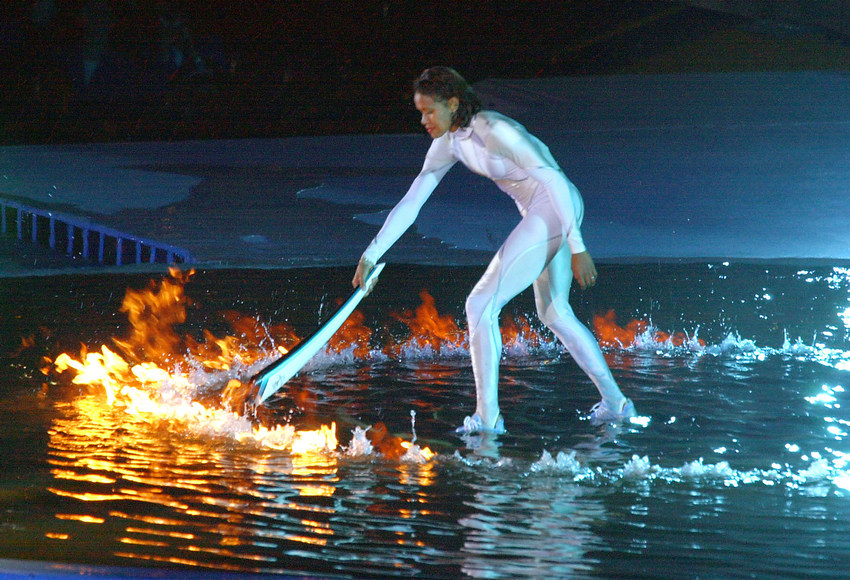 Festa di colori all’apertura del terzo millennio. Cathy Freeman accende la fiamma dei Giochi “green style”