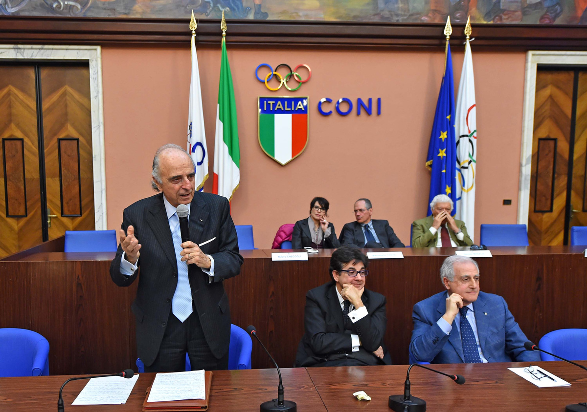 Pescante presenta la tregua olimpica. "Sport strumento di pace"